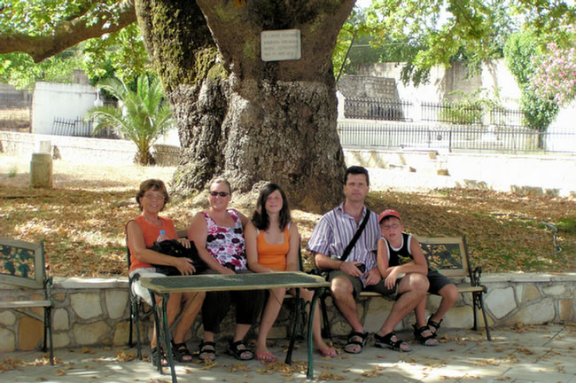 14 Kefallonia -  Kloster Ag Paraskevi Rast unter der alten Platane vor altem Kloster P7080170