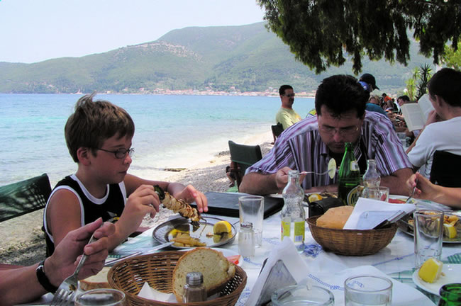30 Kefallonia Karavomilos Mittagessen in Taverne am Strand_P7080211