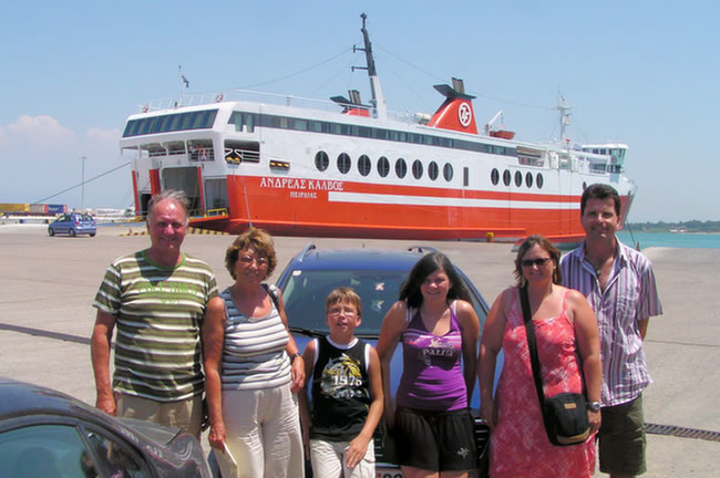 61 Killinis Familien-Gruppenbild vor Heimfahrt_P7100276_7100279