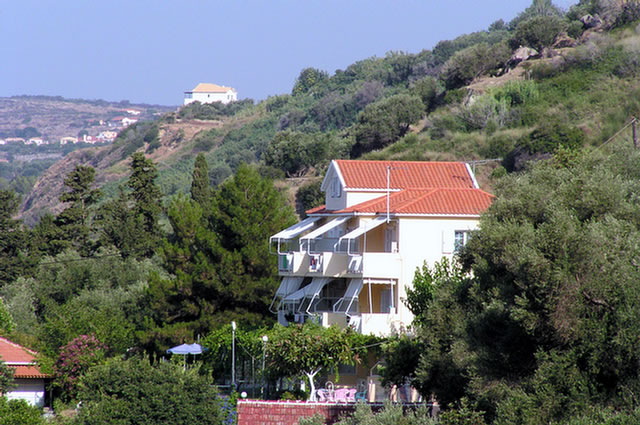 15_P7050040.LOURDATA Milos-Studios - Sicht auf beachbartes Ferienquartier