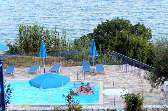 24_P7040037.LOURDATA Milos Studios Carmen und Simon im Pool