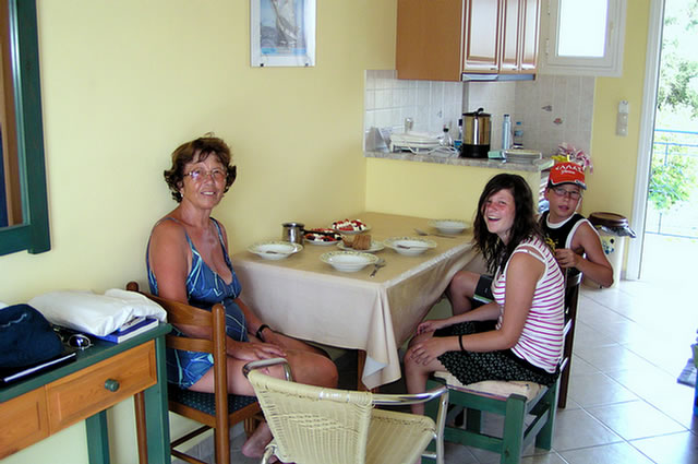 27_P7050045.LOURDATA - Mittagessen im Studio